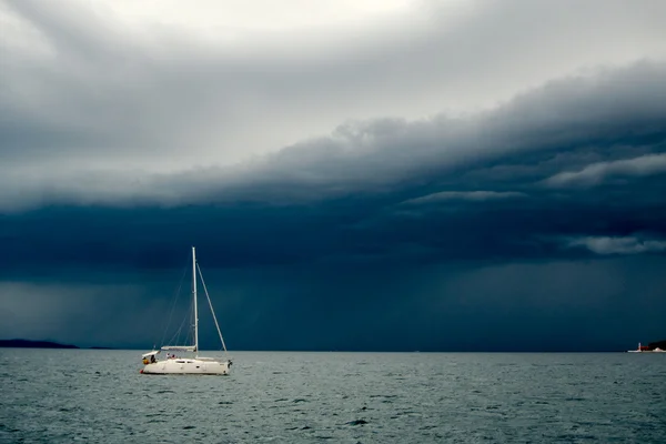 Яхта перед бурей — стоковое фото