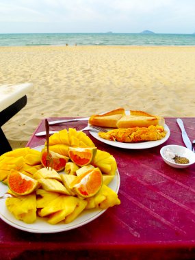 meyve ve sandviç deniz kenarında snack