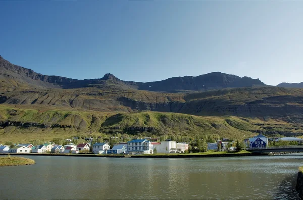 Häuser am Fjordufer — Stockfoto