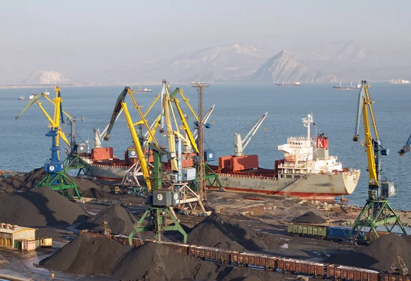 선박에 적재 하는 석탄 스톡 사진