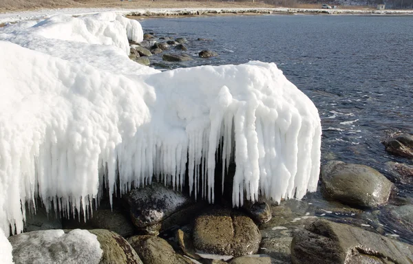 冬の海の海岸 氷の下の石 — ストック写真