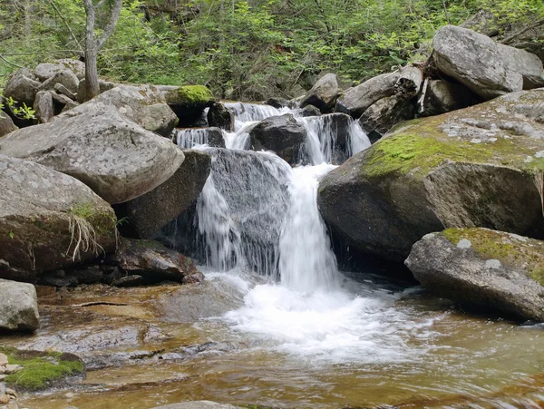 木材の山川手続上の滝 — ストック写真