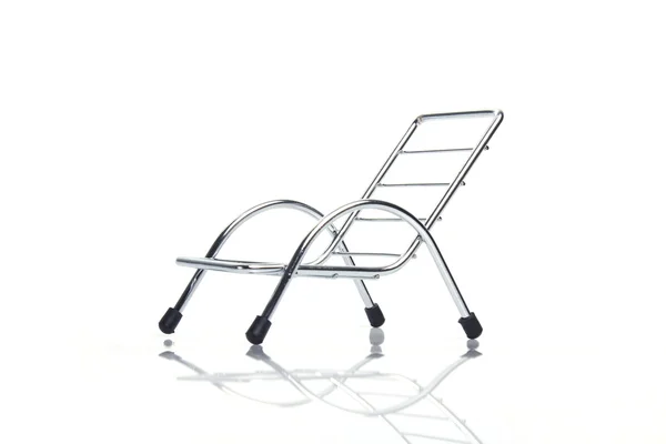 Una silla de acero aislada sobre fondo blanco Imagen de archivo
