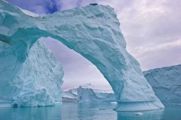 Айсбергская арка — стоковое фото