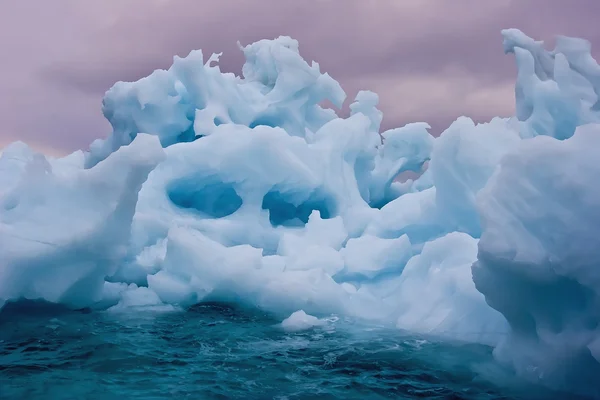 Isberg vid soluppgången — Stockfoto