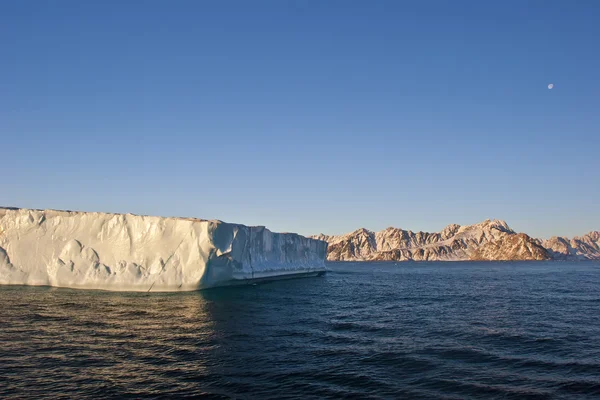 L'iceberg, les montagnes et la lune — Photo