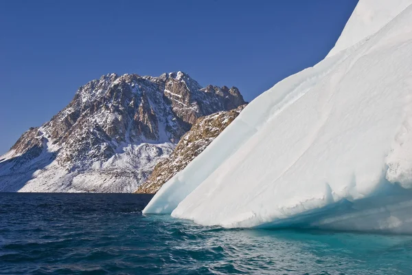 Iceberg e montanha — Fotografia de Stock