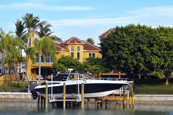 Casa di lusso con barche — Foto Stock