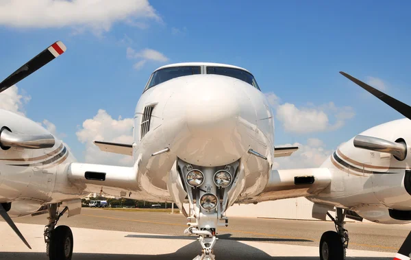Front end of twin engine plane. — Stock Photo, Image
