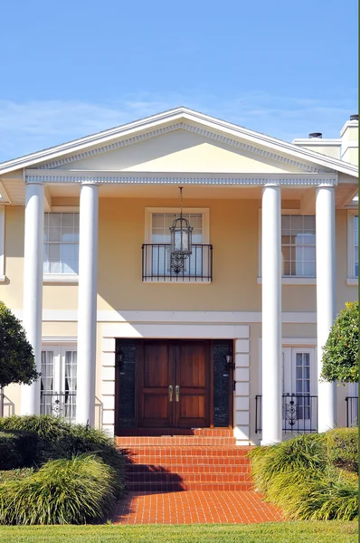 Elegant ingången till vackra koloniala hem — Stockfoto