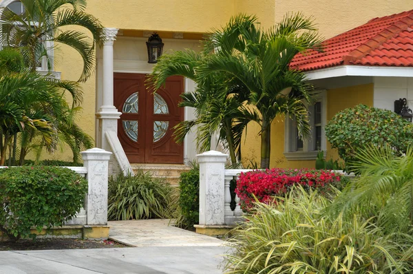 Eleganter Eingang in ein luxuriöses Eigenheim. Stockbild