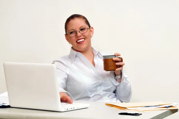कॉफी कप के साथ मुस्कुराते युवा व्यवसायी महिला — स्टॉक फ़ोटो, इमेज