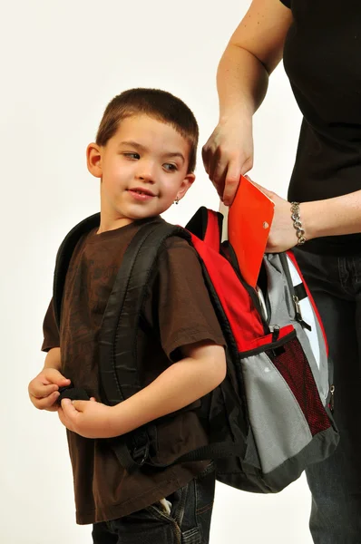 Mamma ottenere packpack pronto per il figlio — Foto Stock