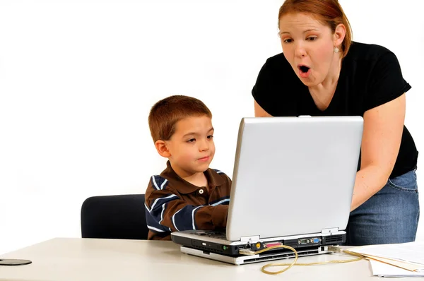 Mãe Emocionado Com Filho Sentado Computador Para Que Ele Aprendeu — Fotografia de Stock