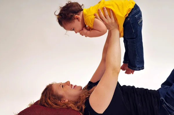 Madre Acostada Suelo Con Bebé Encima Ella Mirando Hacia Abajo —  Fotos de Stock