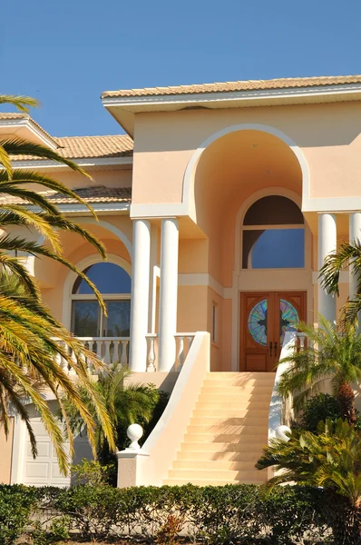 Zweistöckige Eingangstür Die Den Doppeltüren Dieser Eleganten Villa Der Bucht — Stockfoto