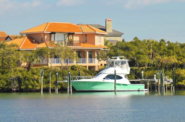 Casa de luxo e barco na água — Fotografia de Stock