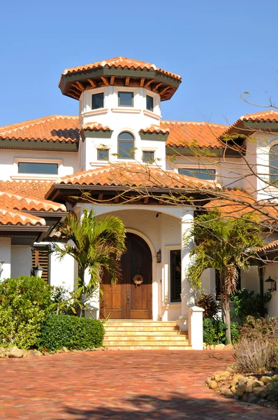 Vista vertical da casa de estilo espanhol — Fotografia de Stock