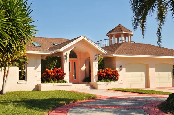 Casa estilo Rancho moderno com gazebo — Fotografia de Stock