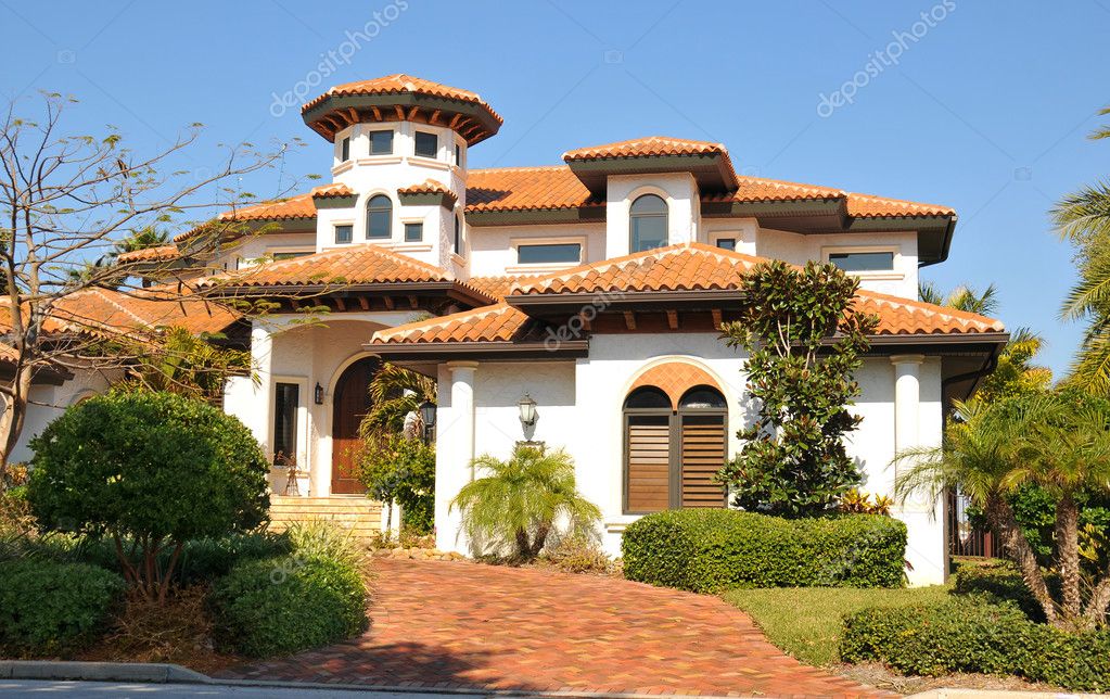  Spanish style home with tower Stock Editorial Photo 