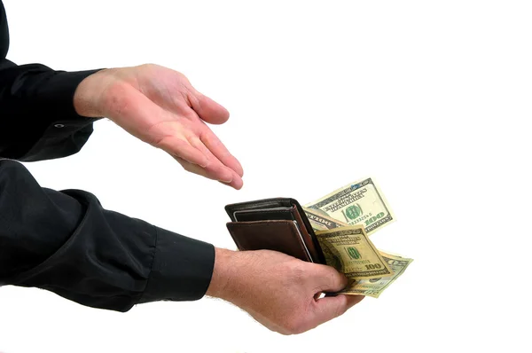 Mies tarjoaa rahaa lompakosta — kuvapankkivalokuva
