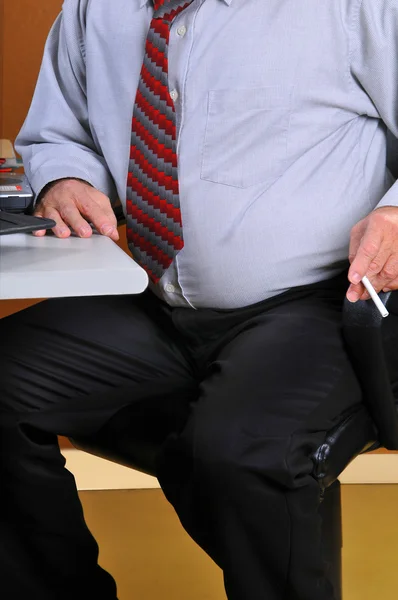 Középkorú Üzletember Arra Készül Hogy Elhagyja Cigaretta Szünet Íróasztalánál Birtokol — Stock Fotó