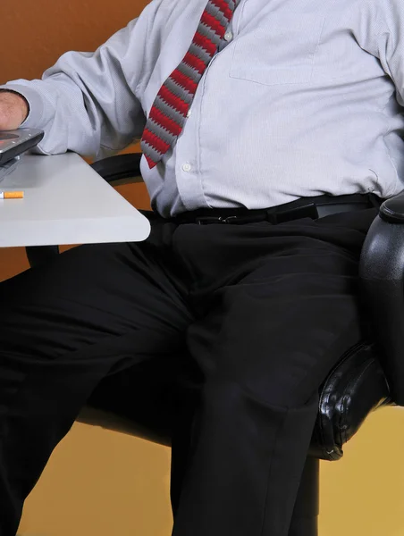 Homme Affaires Assis Son Bureau Qui Travaille Mauvaise Posture Apparence — Photo