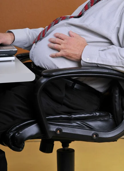 Hombre sosteniendo su estómago hinchado — Foto de Stock