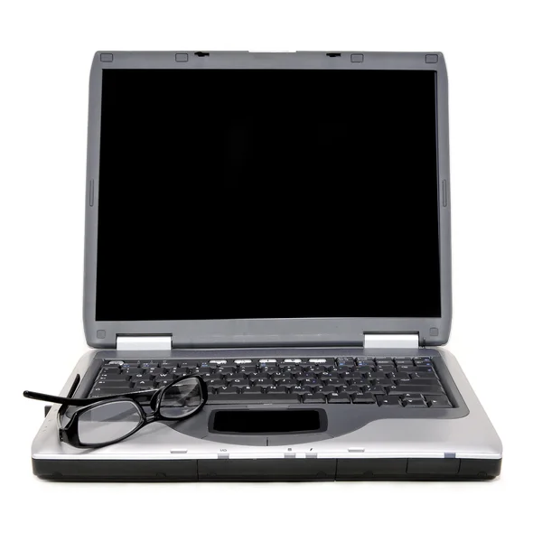 Laptop mit Brille auf Tastatur — Stockfoto