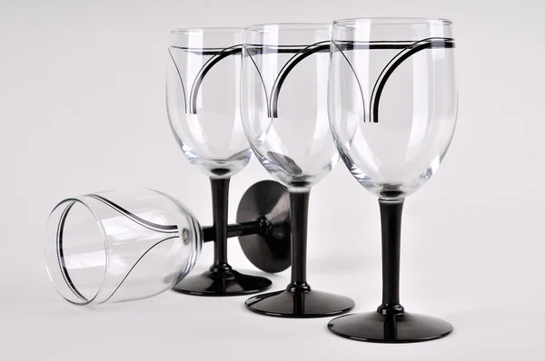 Quatre verres à vin sur une table — Photo