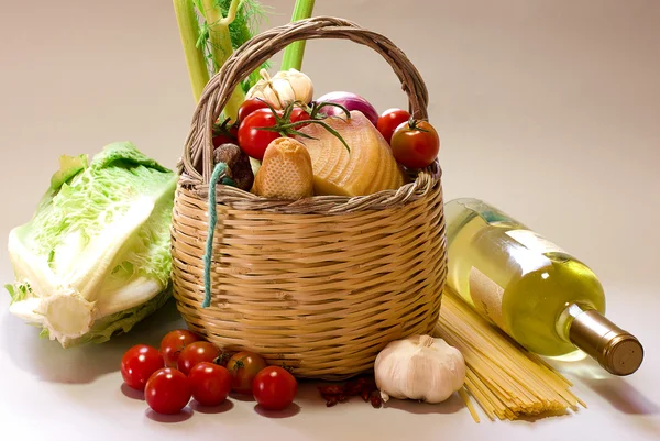 sebze ve gri arka plan Asma Basket