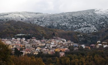 dağlarda İtalyan küçük şehir