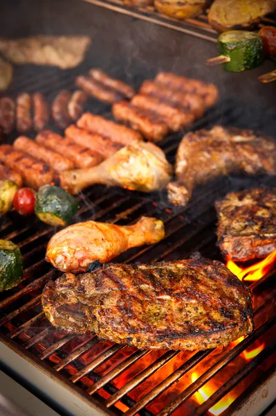 Steak Und Anderes Fleisch Auf Einem Grill Stockbild