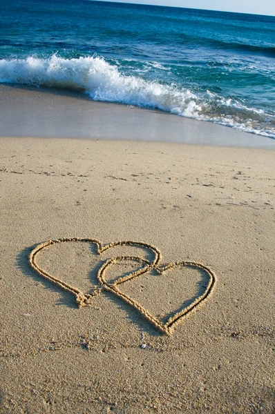 Iki Ensambled Kalbi Bir Plajda Kuma Çizilmiş — Stok fotoğraf