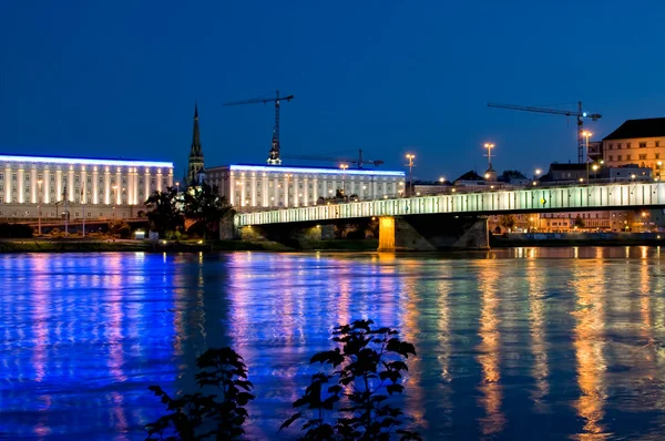 Γέφυρα Πάνω Από Τον Ποταμό Δούναβη Νύχτα Στο Linz Αυστρία — Φωτογραφία Αρχείου