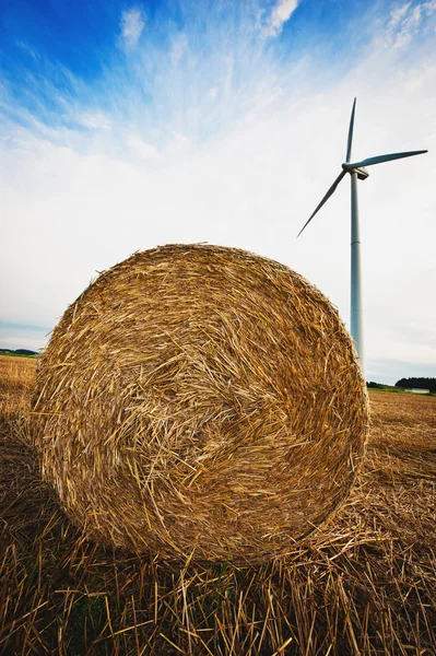 Haybale e turbina eolica — Foto Stock