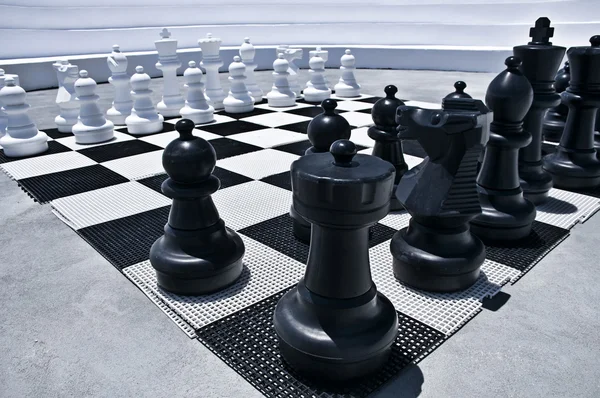 Venkovní Hraje Šachy Velkým Bílé Černé Figury — Stock fotografie