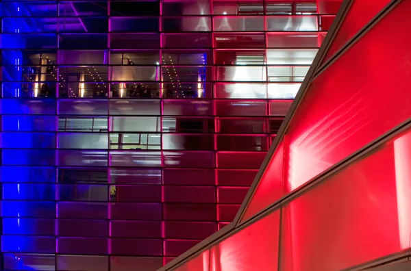 Detalhe Edifício Futurista Vermelho Brilhante — Fotografia de Stock