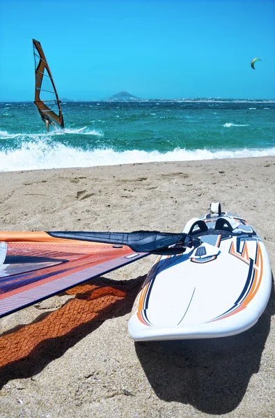 Vento prancha de surf deitado na praia — Fotografia de Stock