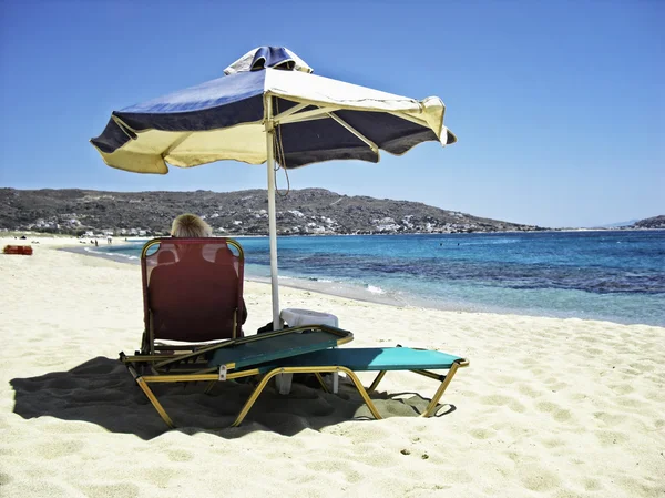 Senior Man Liggend Het Strand Met Zon Umbrealla — Stockfoto