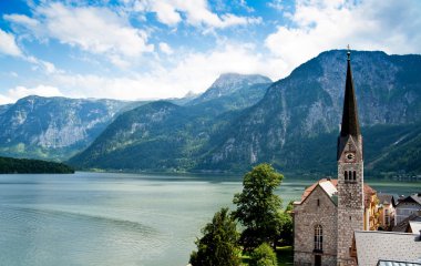 Kilise Hallstatt Gölü ve dağ ile