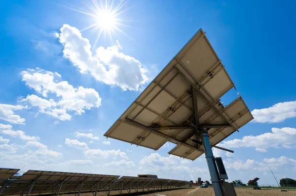 Estación Solar contra el Sol — Foto de Stock