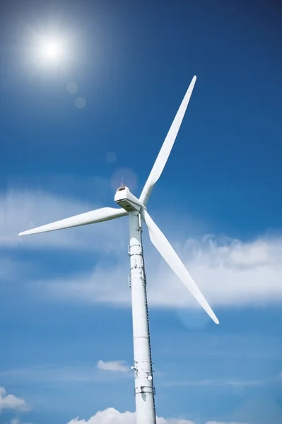 Turbina eolica con sole — Foto Stock
