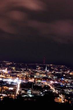 Linz bulutlar ile gece. sermaye citiy Yukarı Avusturya'nın Linz olduğunu