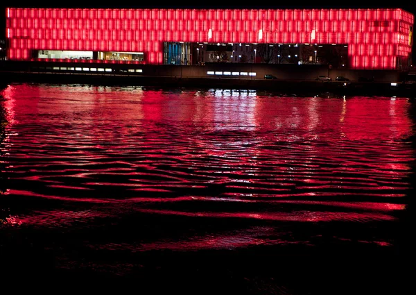 Reflecție roșie asupra apei — Fotografie, imagine de stoc