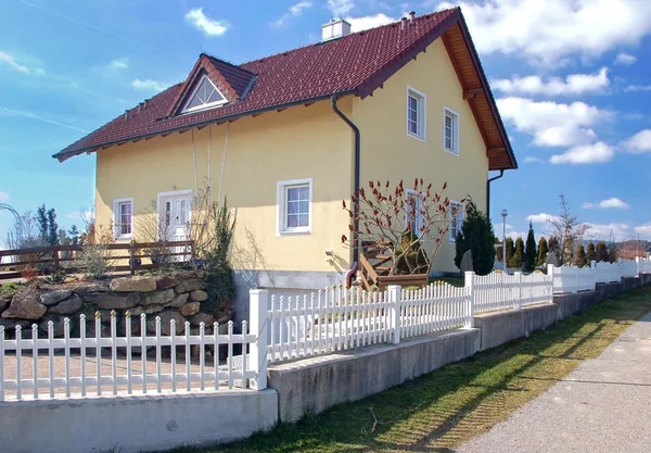 Enfamiljshus Med Vita Staket Österrike — Stockfoto