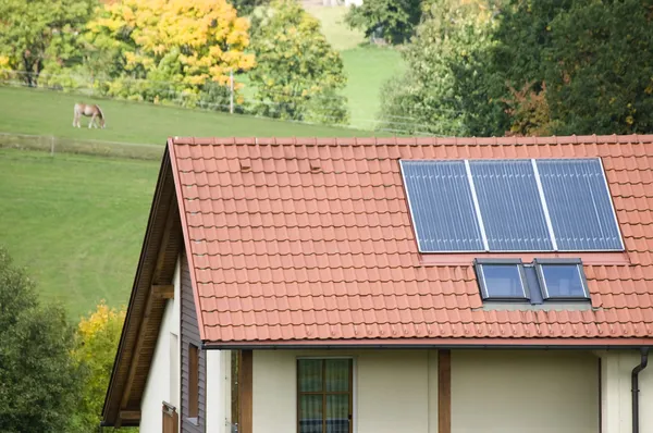 Austriacki Dom Rodzinny Paneli Słonecznych Dachu — Zdjęcie stockowe