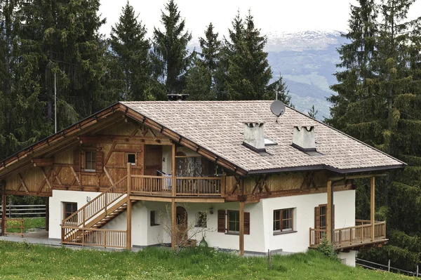Tradycyjny dom w Tyrolu — Zdjęcie stockowe