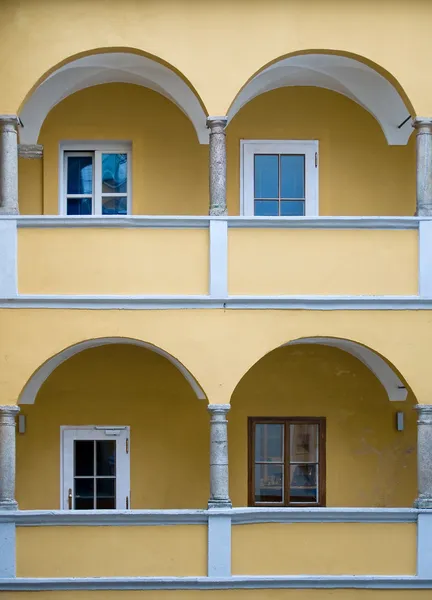 Аркада желтого барочного дома — стоковое фото