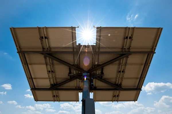 Painel solar de trás com sol — Fotografia de Stock